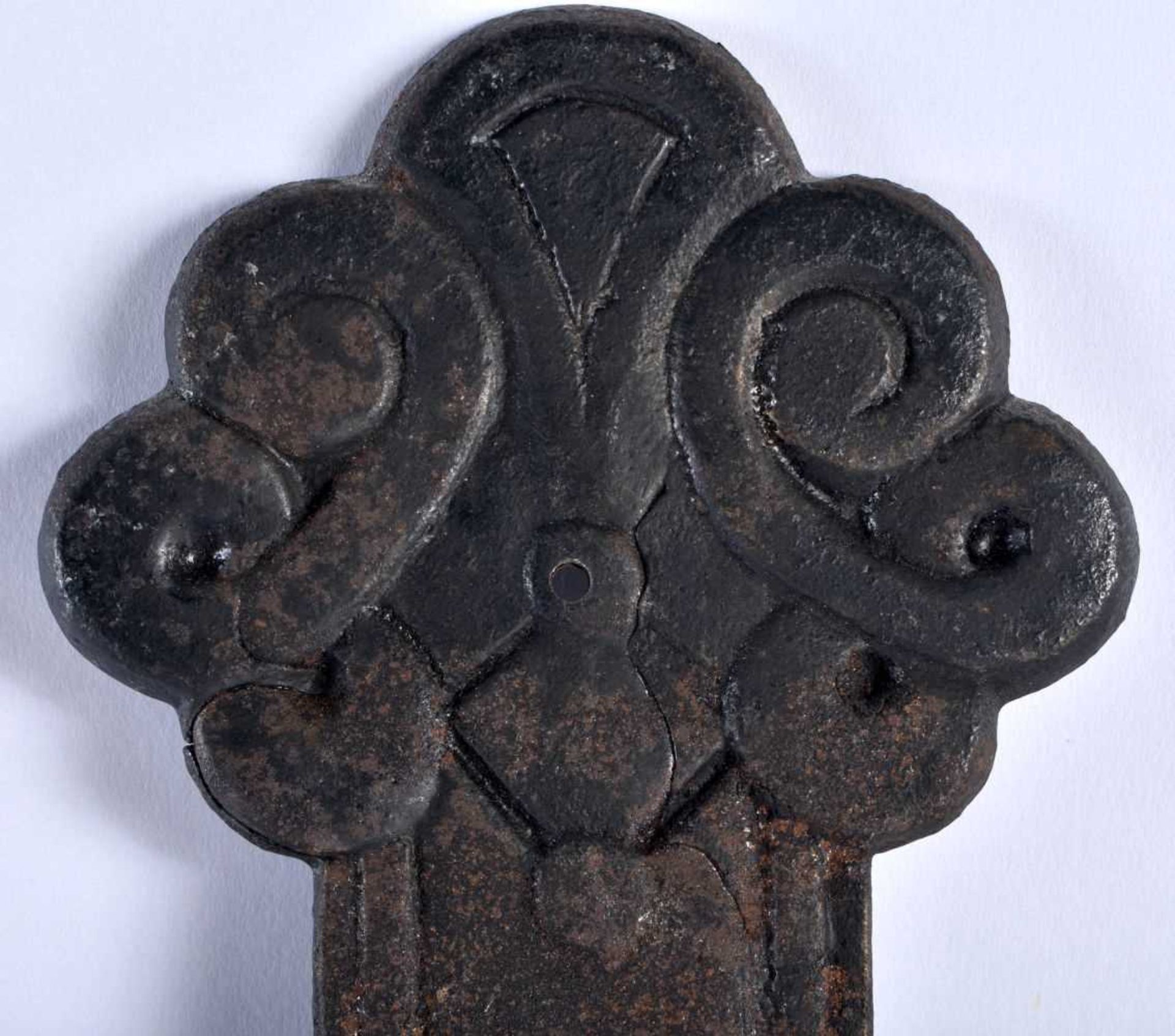 AN ARTS AND CRAFTS CAST SHEET IRON CRUCIFIX formed with floral motifs. 45 cm x 27 cm. - Image 3 of 5