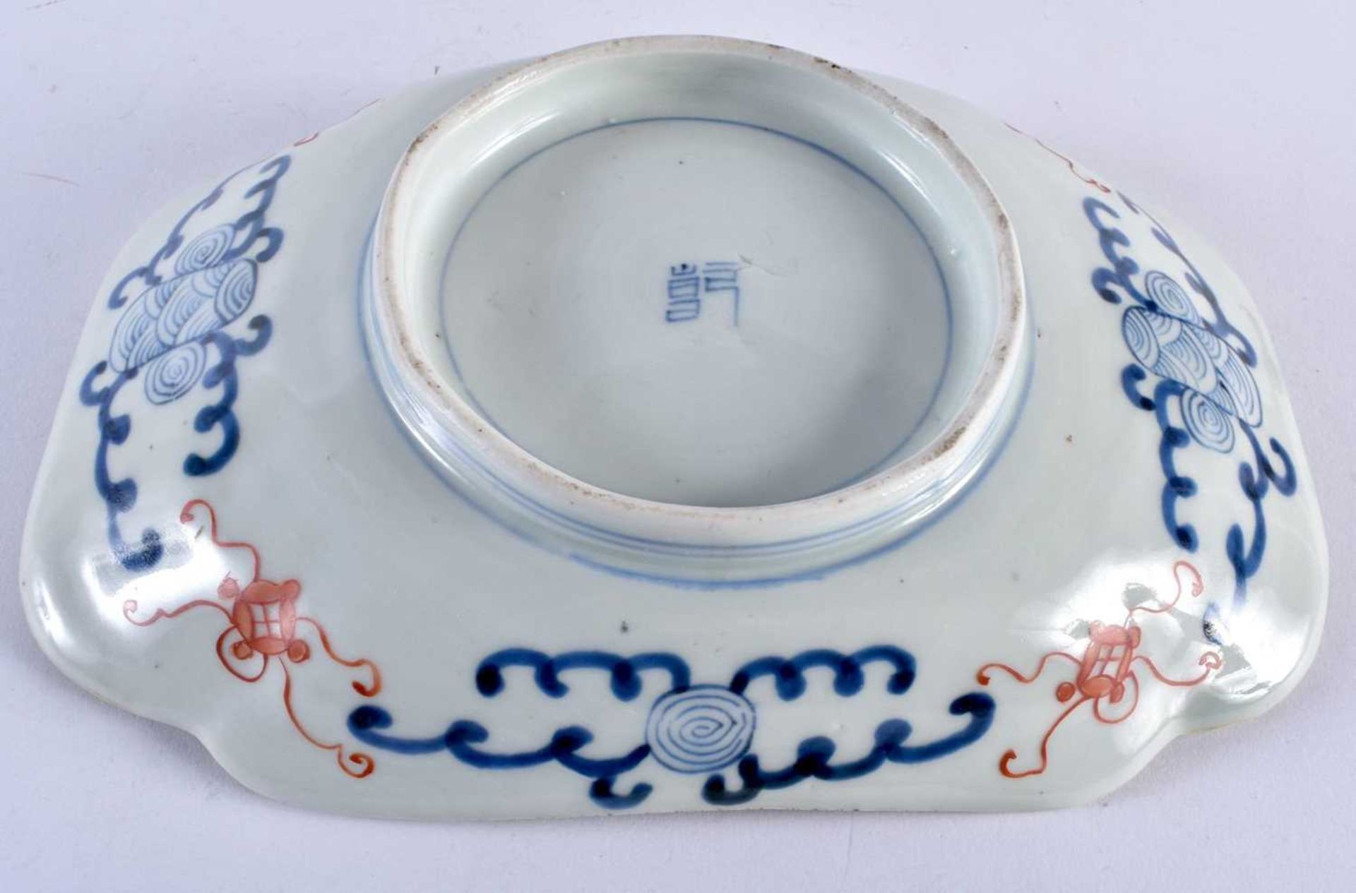 A RARE 19TH CENTURY JAPANESE MEIJI PERIOD CELADON RECTANGULAR FORM DISH painted with a bold imari - Image 3 of 3