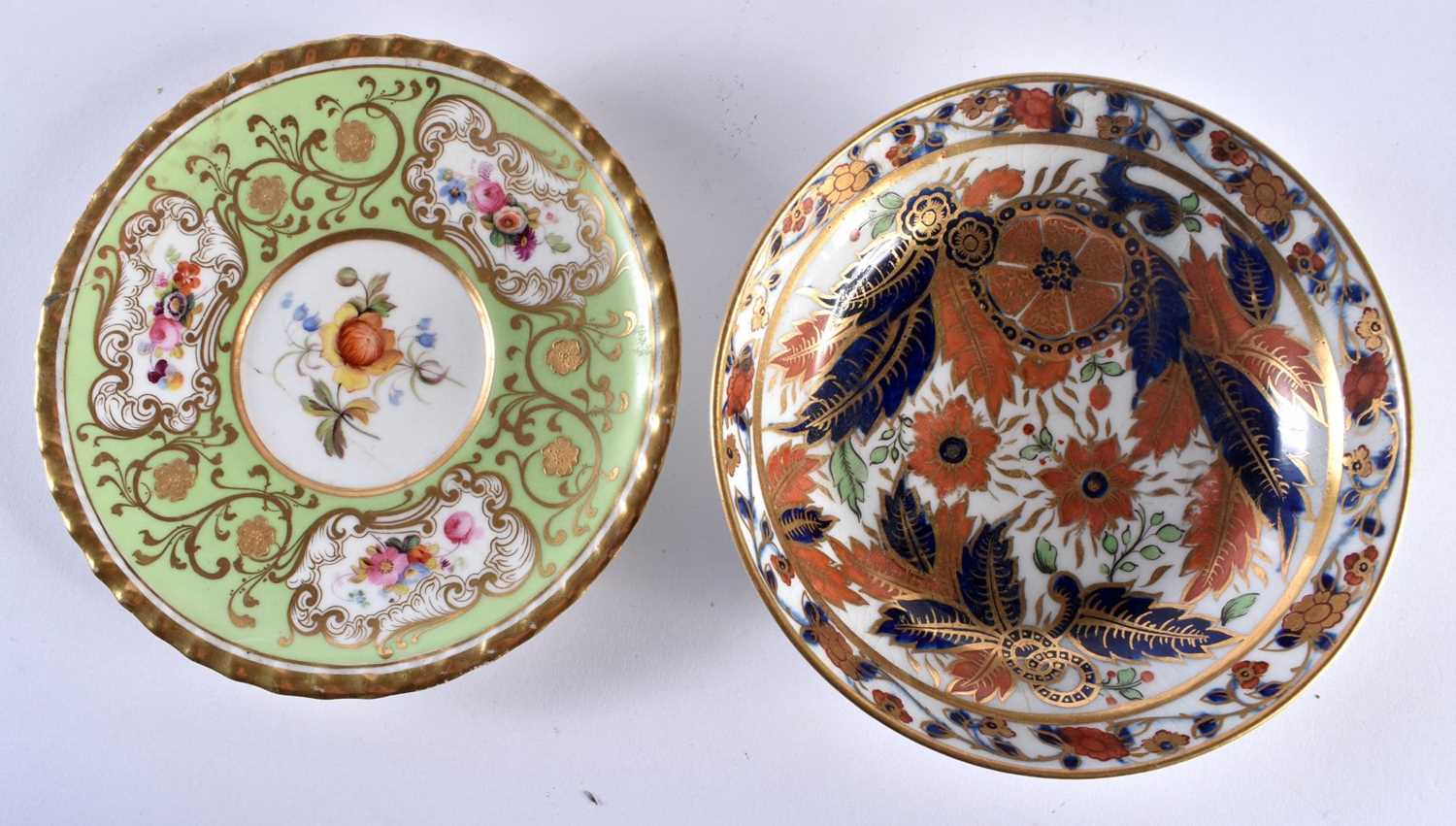 TWO EARLY 19TH CENTURY CHAMBERLAINS WORCESTER CUPS AND SAUCERS one painted with imari foliage, the - Image 2 of 7