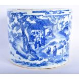 A FINE 17TH/18TH CENTURY CHINESE BLUE AND WHITE PORCELAIN BRUSH POT Bitong, Kangxi/Yongzheng,