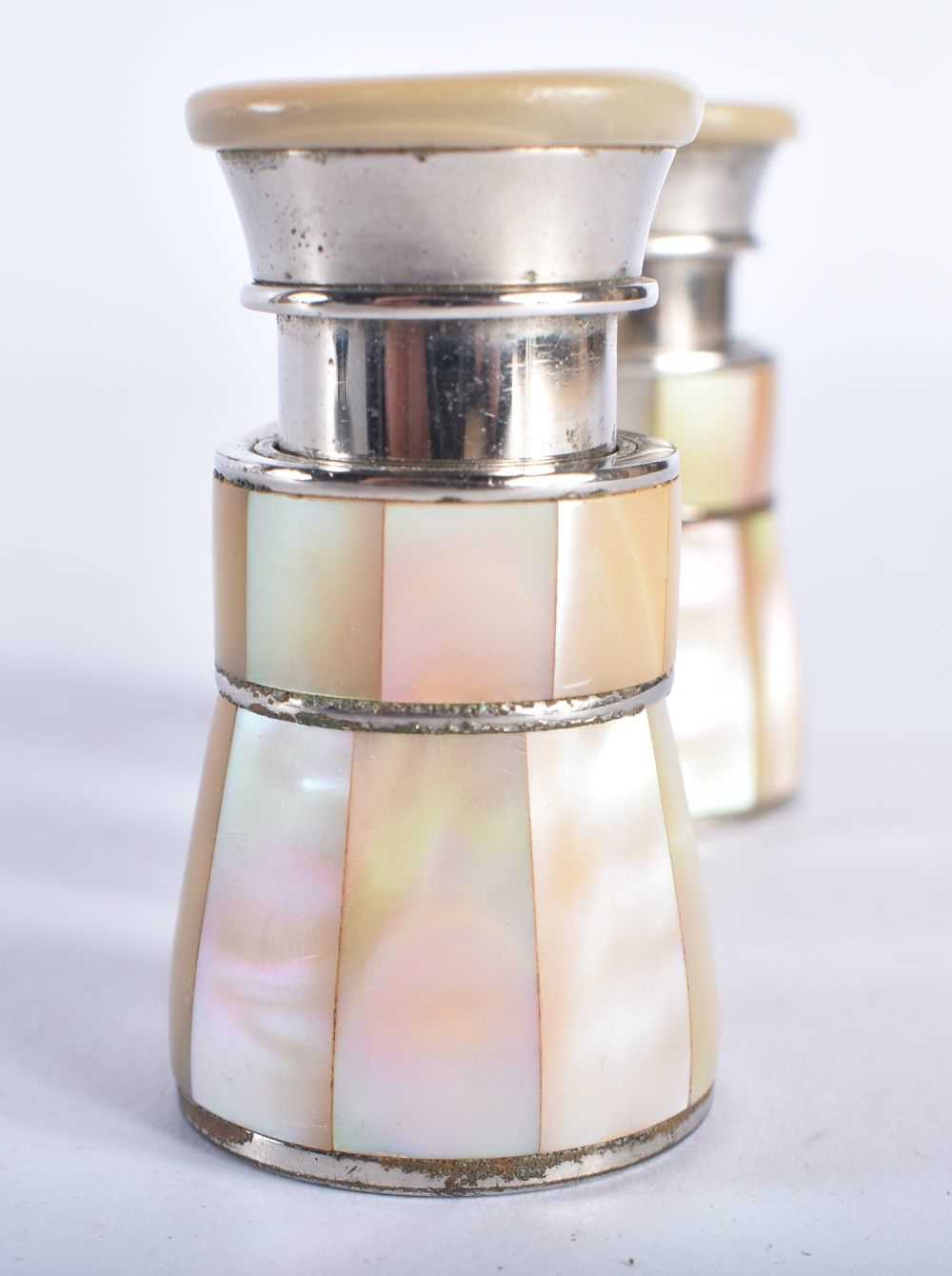 A PAIR OF MOTHER OF PEARL OPERA GLASSES. 5 cm x 9 cm extended. - Image 2 of 4