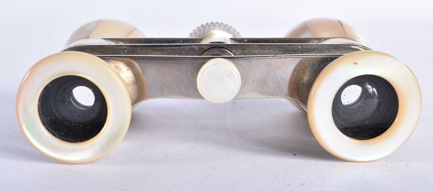 A PAIR OF MOTHER OF PEARL OPERA GLASSES. 5 cm x 9 cm extended. - Image 4 of 4