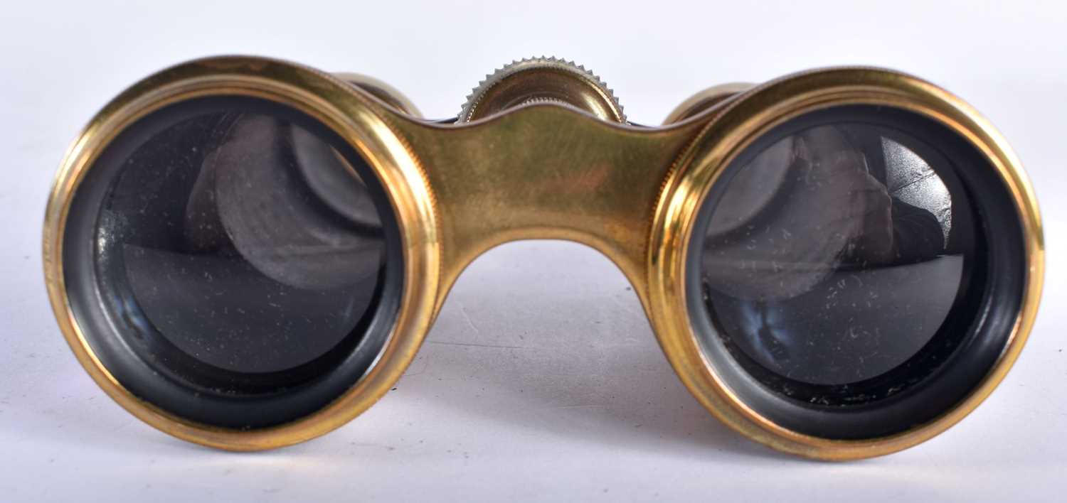 A PAIR OF MOTHER OF PEARL OPERA GLASSES. 8.5 cm x 10.5 cm extended. - Image 4 of 5