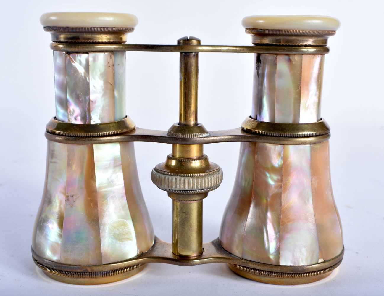 A PAIR OF MOTHER OF PEARL OPERA GLASSES. 8.5 cm x 10.5 cm extended.