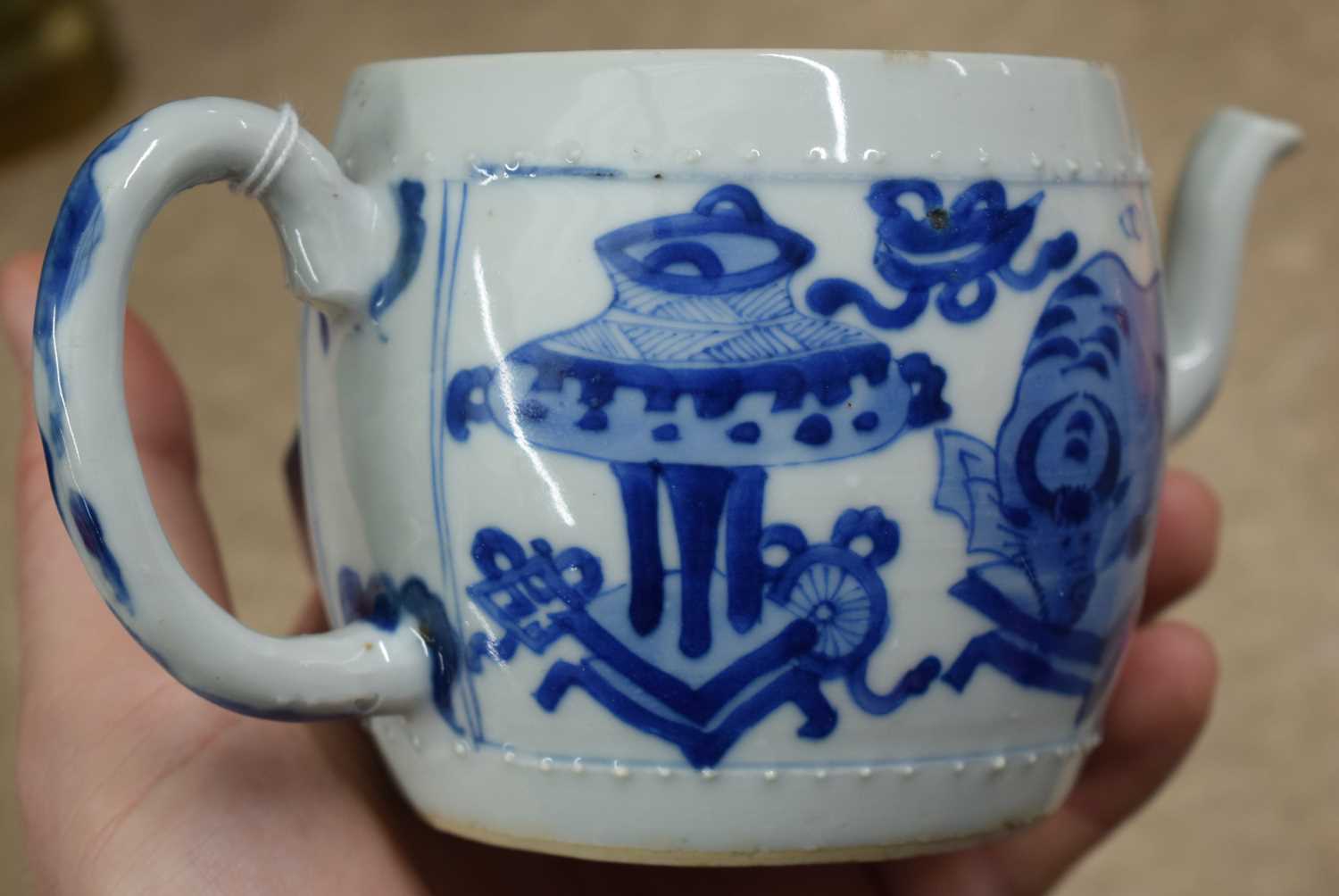 A GOOD 17TH CENTURY CHINESE BLUE AND WHITE PORCELAIN TEAPOT AND COVER Kangxi, of barrel form, - Image 8 of 16