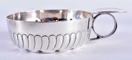 A Silver Wine Tasting Cup. Hallmarked Birmingham 1977. 10.8 cm x 7.7cm x 3.4cm, weight 86g