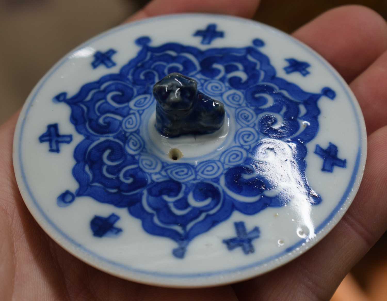 A GOOD 17TH CENTURY CHINESE BLUE AND WHITE PORCELAIN TEAPOT AND COVER Kangxi, of barrel form, - Image 12 of 16