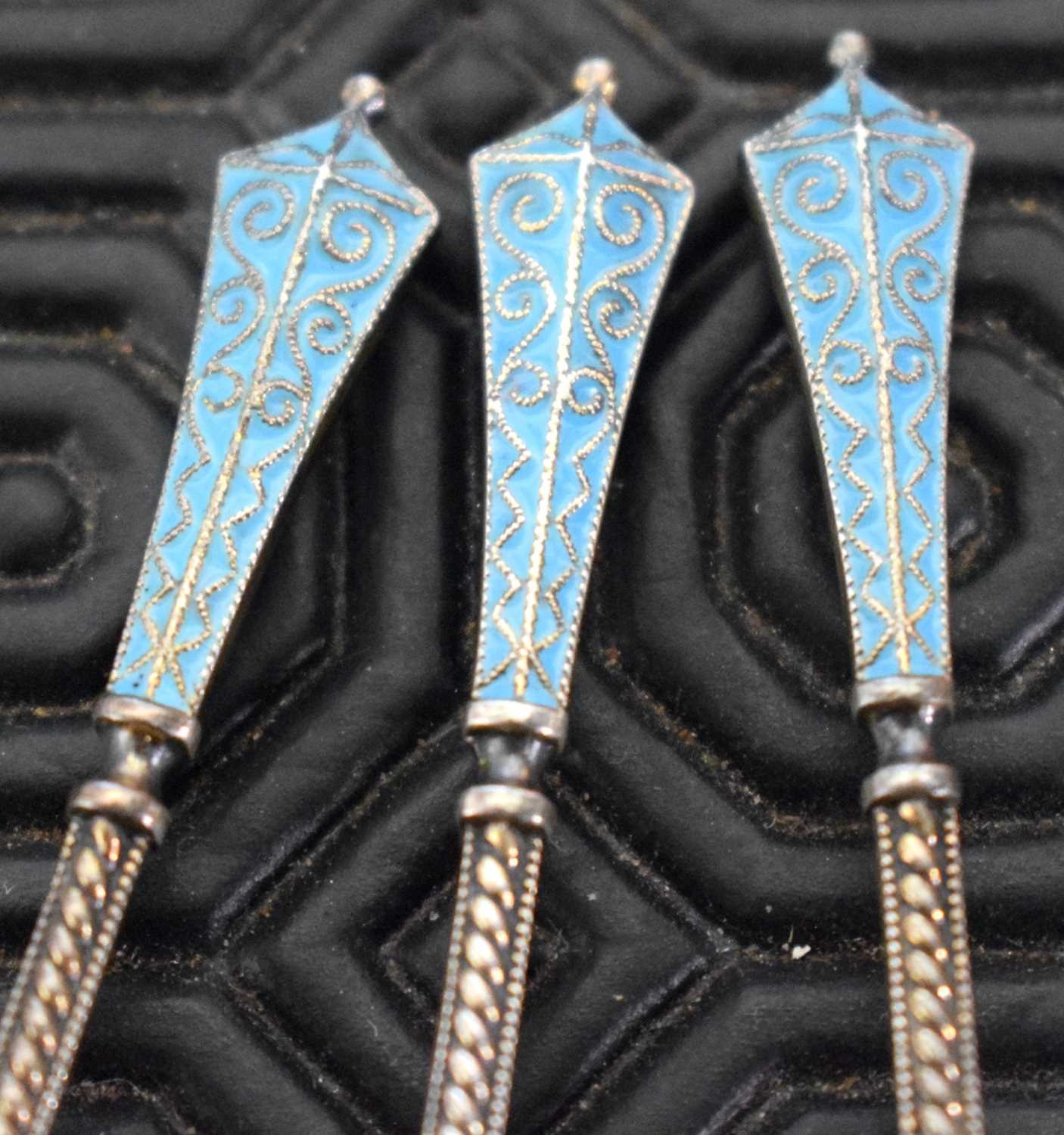 A SET OF SIX CONTINENTAL SILVER AND ENAMEL SPOONS. 52 grams. 9.5 cm long. (6) - Image 7 of 17