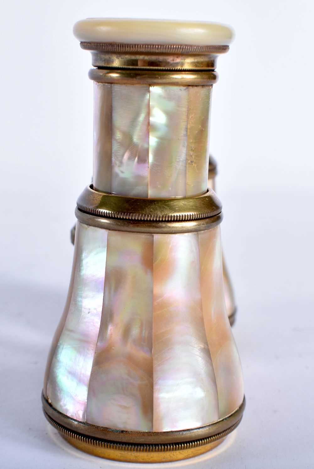 A PAIR OF MOTHER OF PEARL OPERA GLASSES. 8.5 cm x 10.5 cm extended. - Image 2 of 5