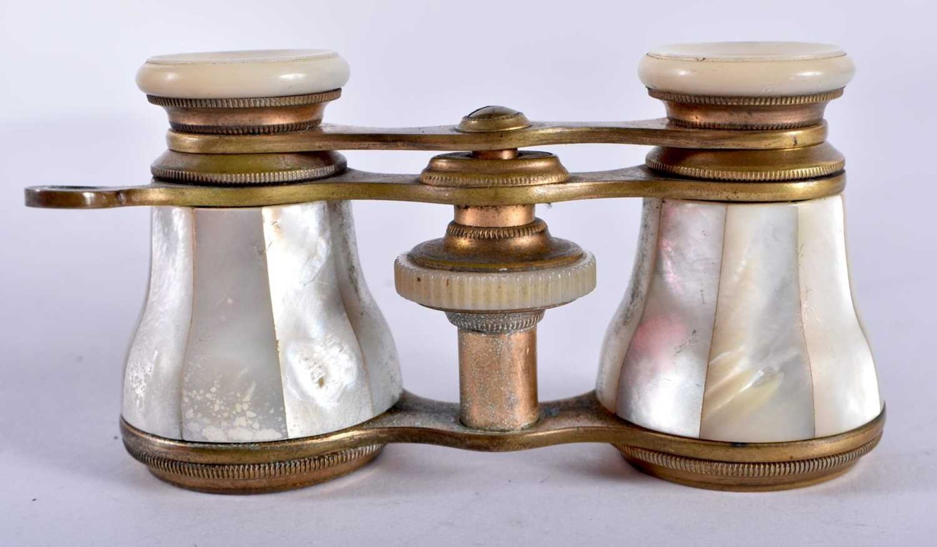 A PAIR OF MOTHER OF PEARL INLAID OPERA GLASSES with fitting for handle. 9.8 cm x 6cm extended.