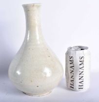 A FINE KOREAN CHOSEON DYNASTY WHITE GLAZED PORCELAIN VASE of elegant plain form. 23 cm x 12 cm.