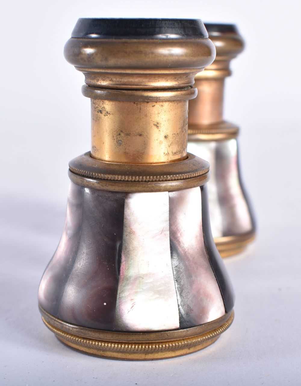 A PAIR OF MOTHER OF PEARL OPERA GLASSES. 6 cm x 10 cm extended. - Image 2 of 5