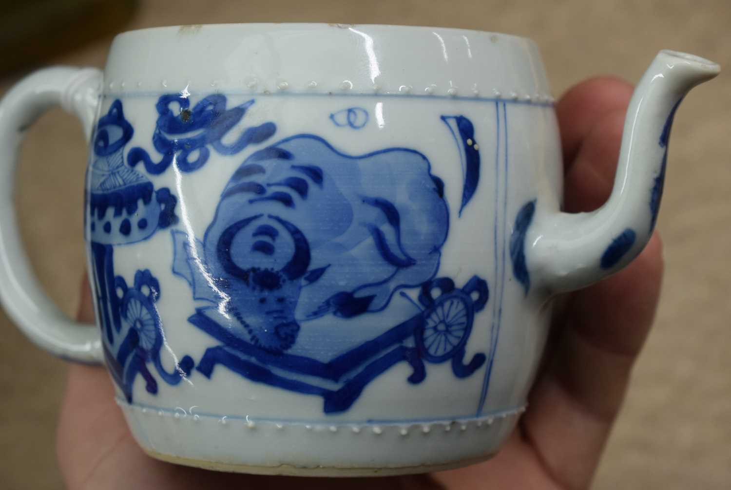 A GOOD 17TH CENTURY CHINESE BLUE AND WHITE PORCELAIN TEAPOT AND COVER Kangxi, of barrel form, - Image 10 of 16