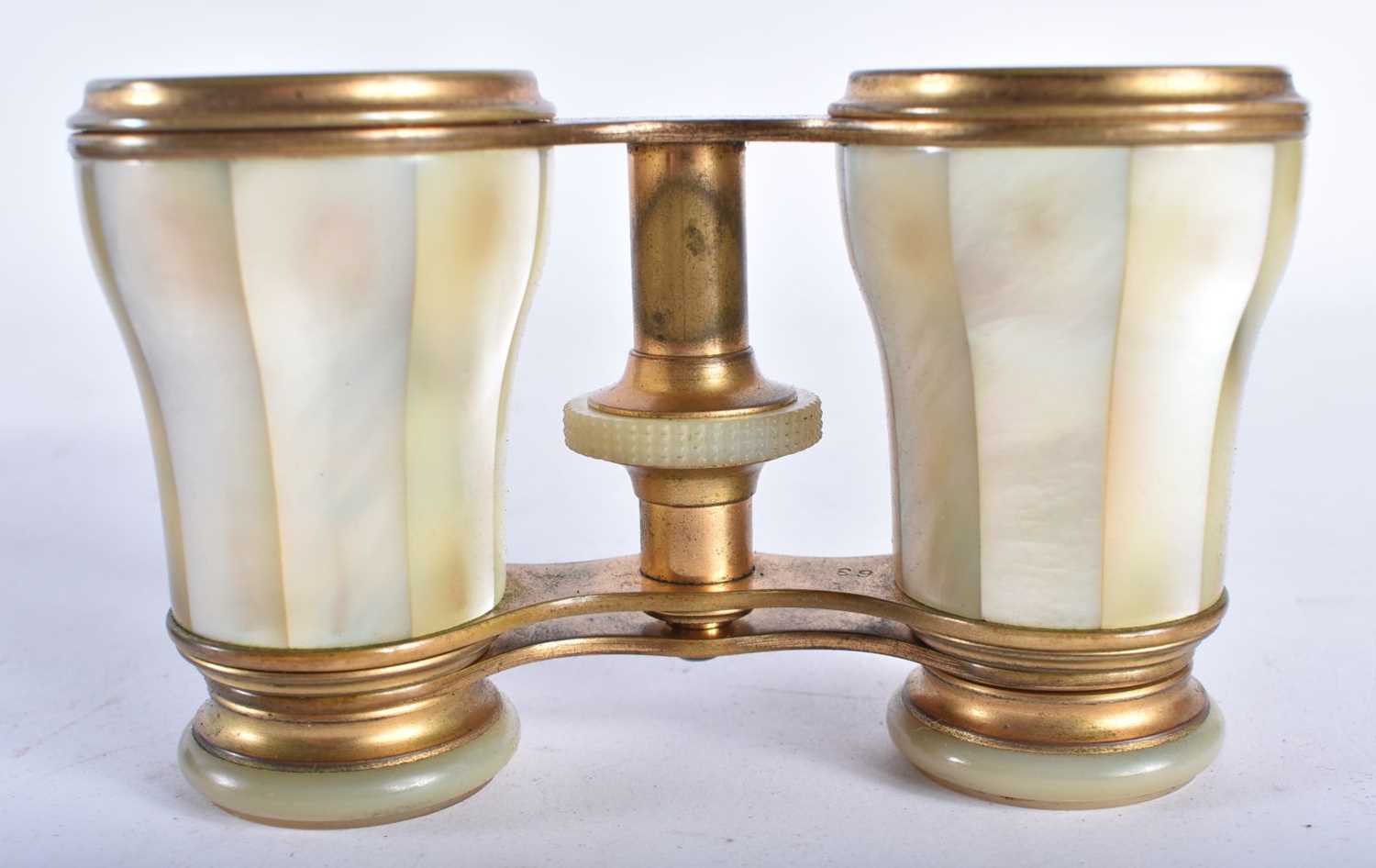 A PAIR OF MOTHER OF PEARL OPERA GLASSES. 8 cm x 9 cm extended. - Image 2 of 5