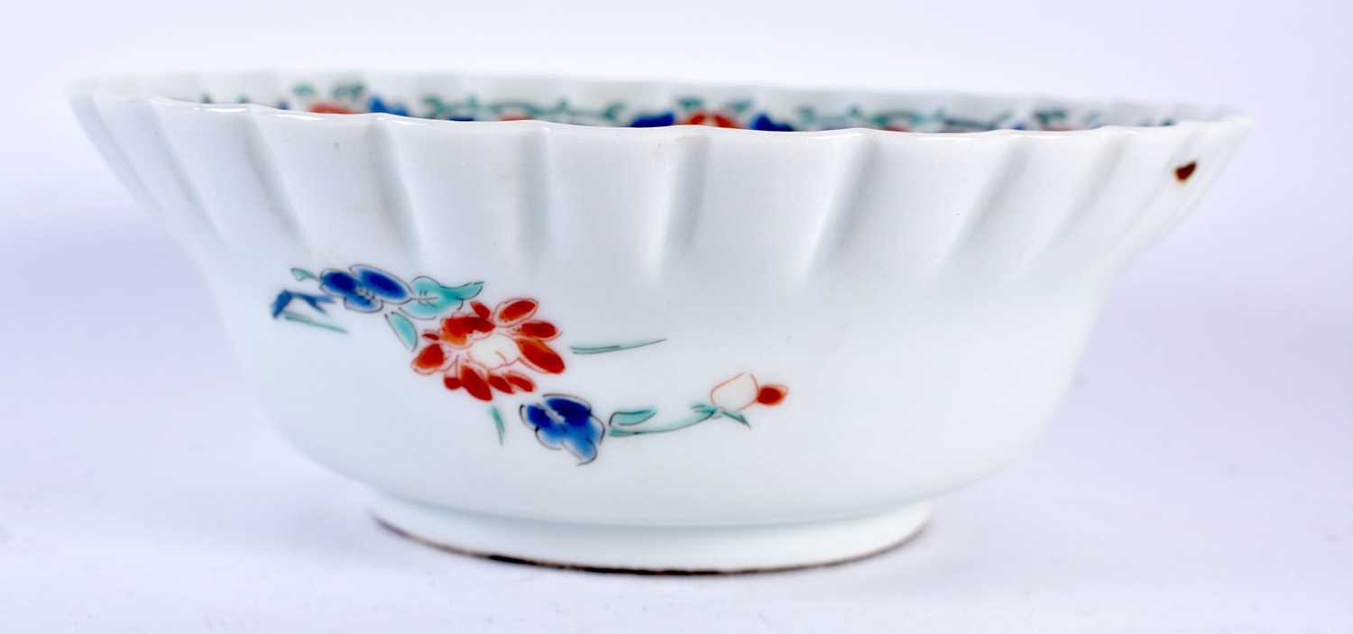 AN 18TH CENTURY JAPANESE EDO PERIOD BOWL together with a similar dish. 22.5 cm diameter. (2) - Image 5 of 6