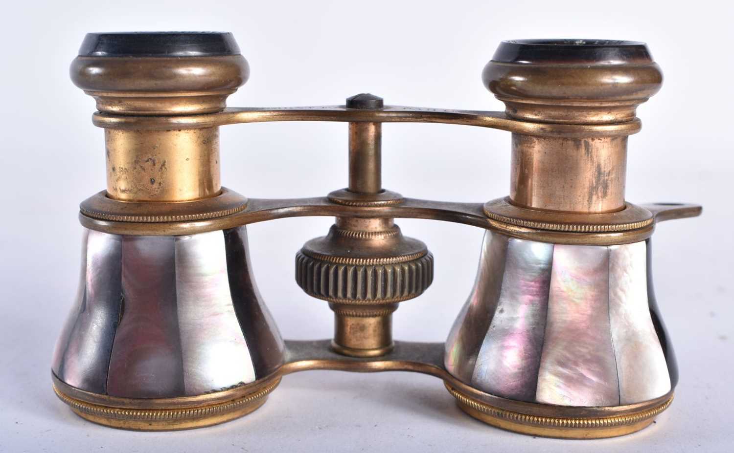 A PAIR OF MOTHER OF PEARL OPERA GLASSES. 6 cm x 10 cm extended. - Image 3 of 5