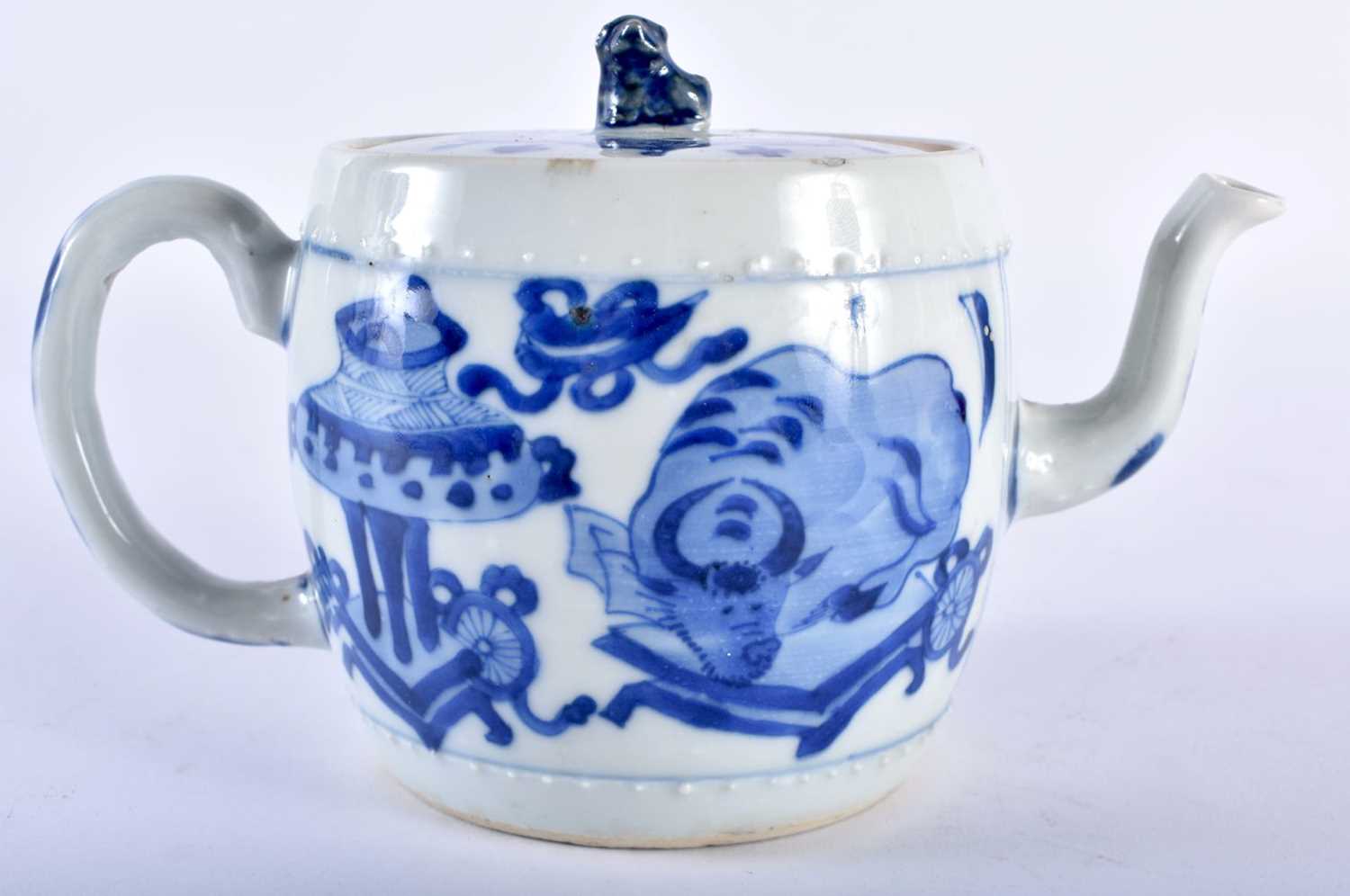 A GOOD 17TH CENTURY CHINESE BLUE AND WHITE PORCELAIN TEAPOT AND COVER Kangxi, of barrel form, - Image 3 of 16