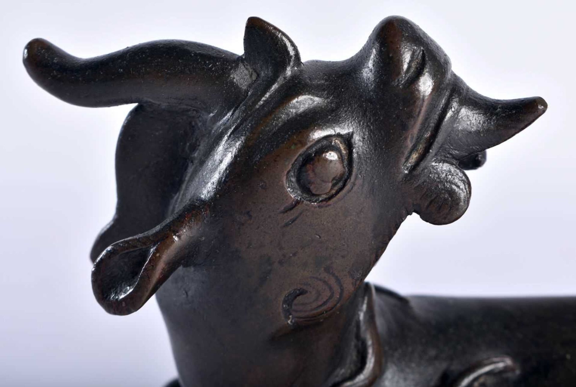 A 16TH/17TH CENTURY CHINESE BRONZE FIGURE OF A STYLISED BEAST Ming/Qing, modelled as a stylised - Image 2 of 14