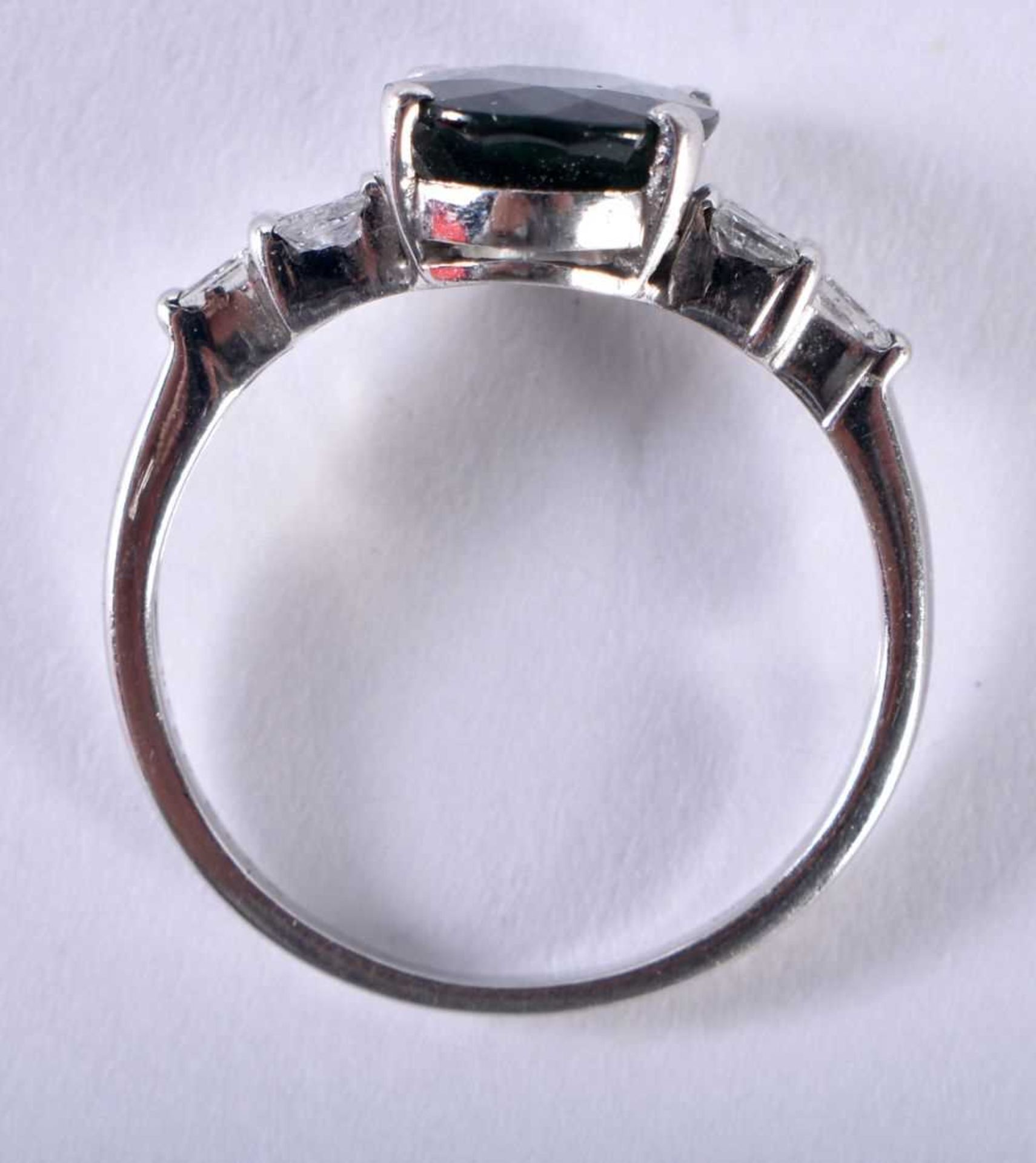 AN 18CT GOLD AND GREEN STONE RING. P. 4.2 grams. - Image 4 of 4