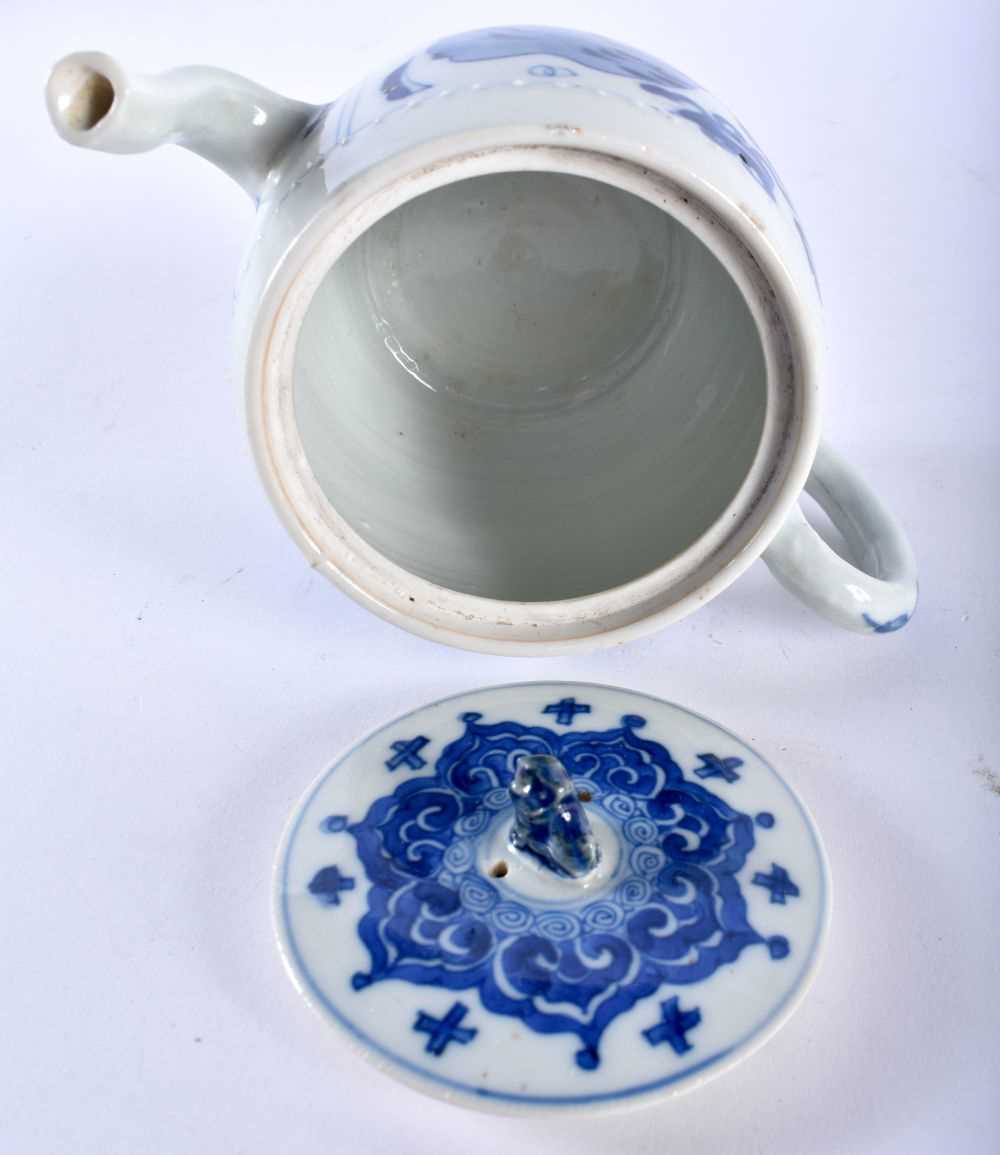 A GOOD 17TH CENTURY CHINESE BLUE AND WHITE PORCELAIN TEAPOT AND COVER Kangxi, of barrel form, - Image 5 of 16