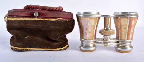 A PAIR OF MOTHER OF PEARL OPERA GLASSES. 9 cm x 9.5 cm extended.