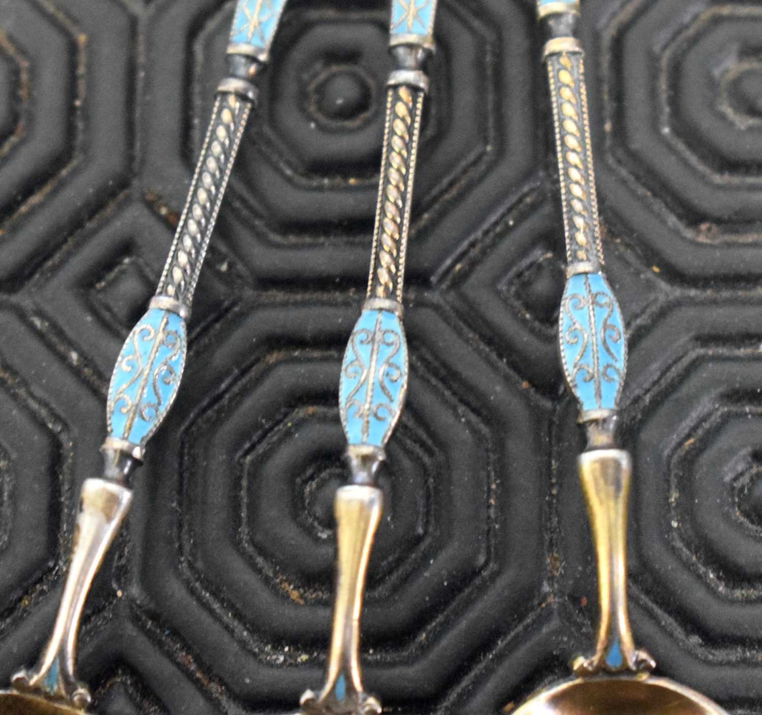 A SET OF SIX CONTINENTAL SILVER AND ENAMEL SPOONS. 52 grams. 9.5 cm long. (6) - Image 14 of 17