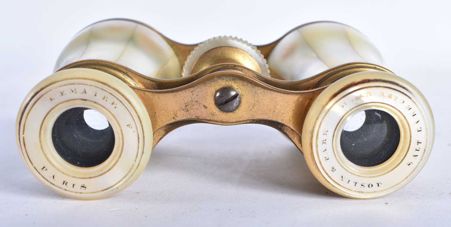 A PAIR OF MOTHER OF PEARL OPERA GLASSES. 8 cm x 9 cm extended. - Image 5 of 5