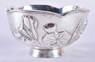 A Chinese Silver Bowl with Embossed Floral Decoration. Chinese Marks 950. 7.8 cm x 4.7cm, weight