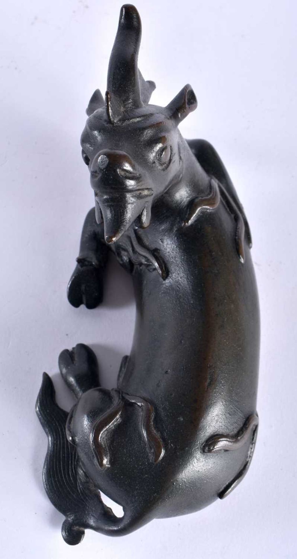 A 16TH/17TH CENTURY CHINESE BRONZE FIGURE OF A STYLISED BEAST Ming/Qing, modelled as a stylised - Image 5 of 14