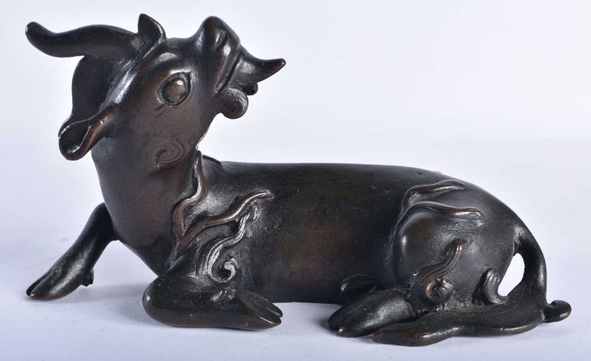 A 16TH/17TH CENTURY CHINESE BRONZE FIGURE OF A STYLISED BEAST Ming/Qing, modelled as a stylised