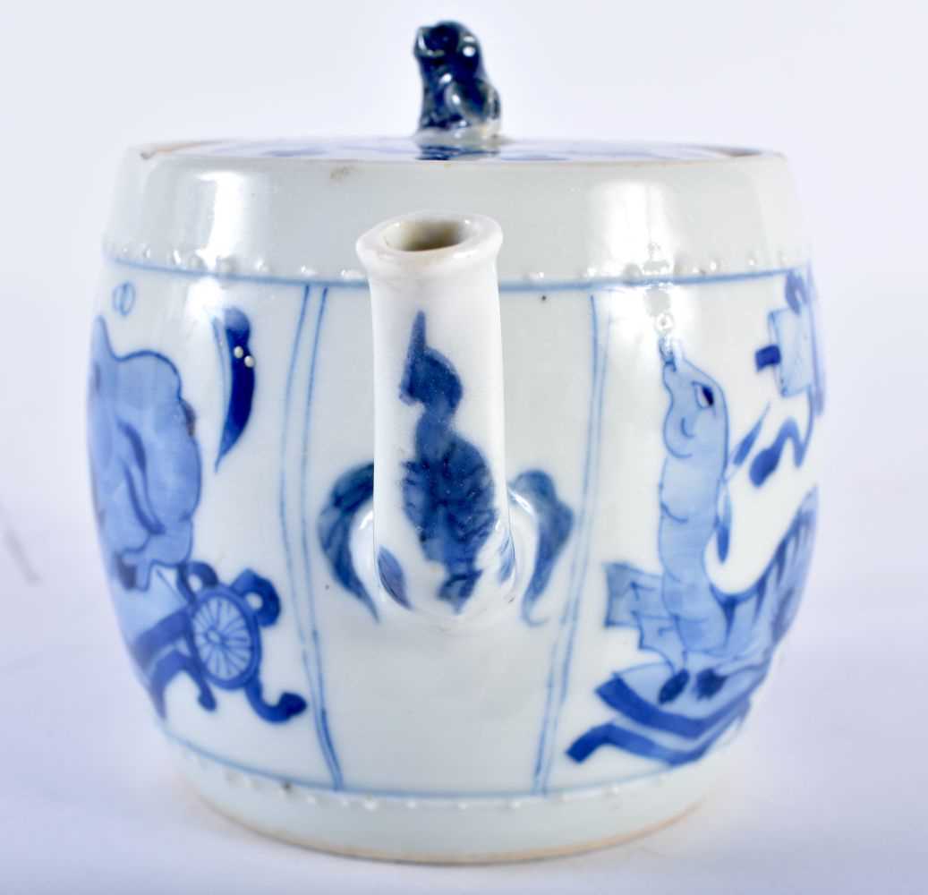 A GOOD 17TH CENTURY CHINESE BLUE AND WHITE PORCELAIN TEAPOT AND COVER Kangxi, of barrel form, - Image 4 of 16