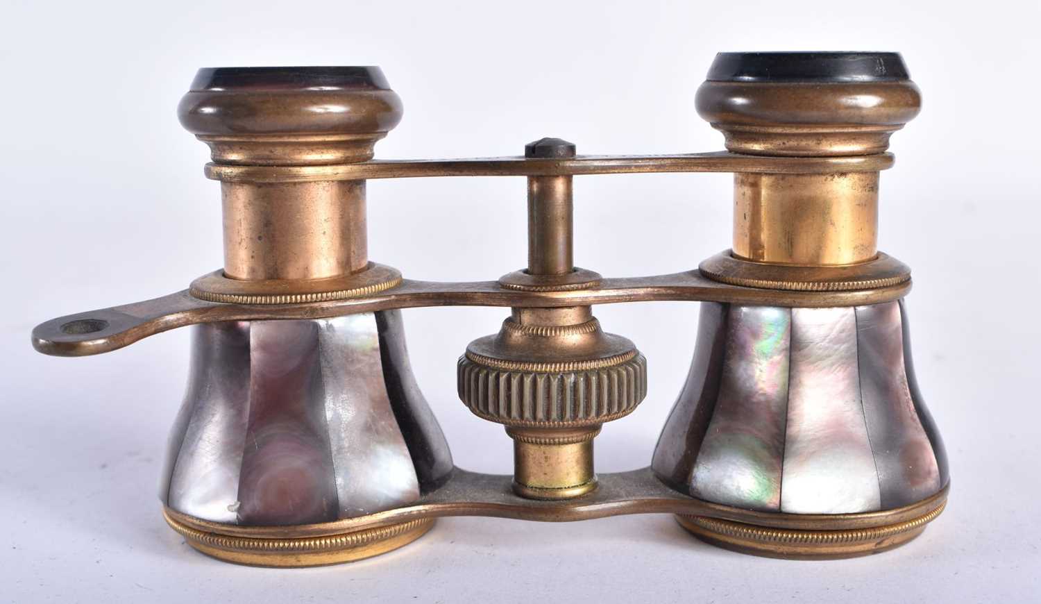 A PAIR OF MOTHER OF PEARL OPERA GLASSES. 6 cm x 10 cm extended.