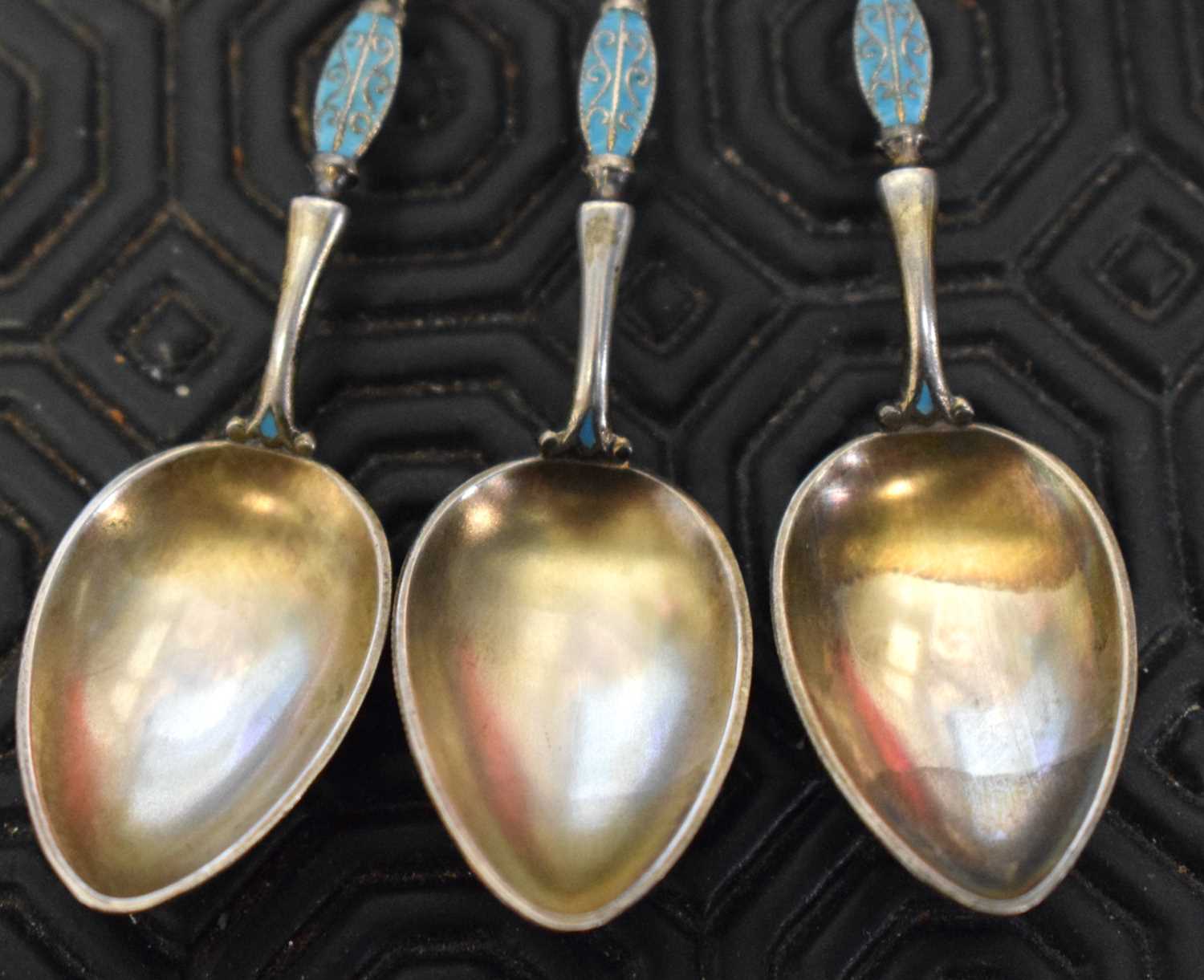 A SET OF SIX CONTINENTAL SILVER AND ENAMEL SPOONS. 52 grams. 9.5 cm long. (6) - Image 5 of 17