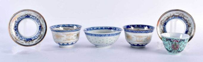 A PAIR OF LATE 19TH/20TH CENTURY CHINESE PORCELAIN BOWLS ON STANDS bearing Kangxi marks to base,