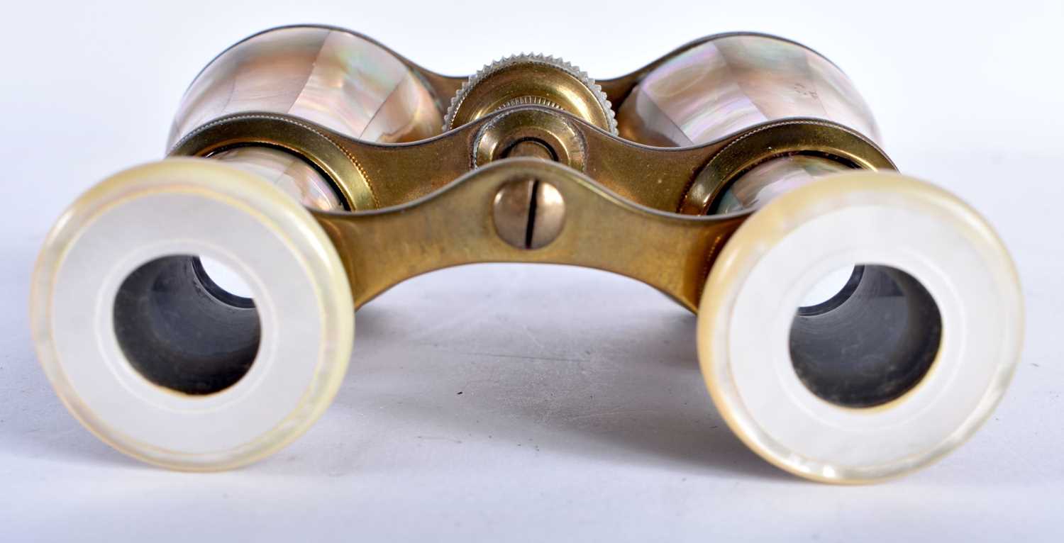 A PAIR OF MOTHER OF PEARL OPERA GLASSES. 8.5 cm x 10.5 cm extended. - Image 5 of 5