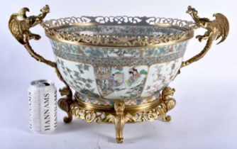 A LARGE 19TH CENTURY CHINESE FAMILLE VERTE TWIN HANDLED PORCELAIN COUNTRY HOUSE BOWL Qing, with