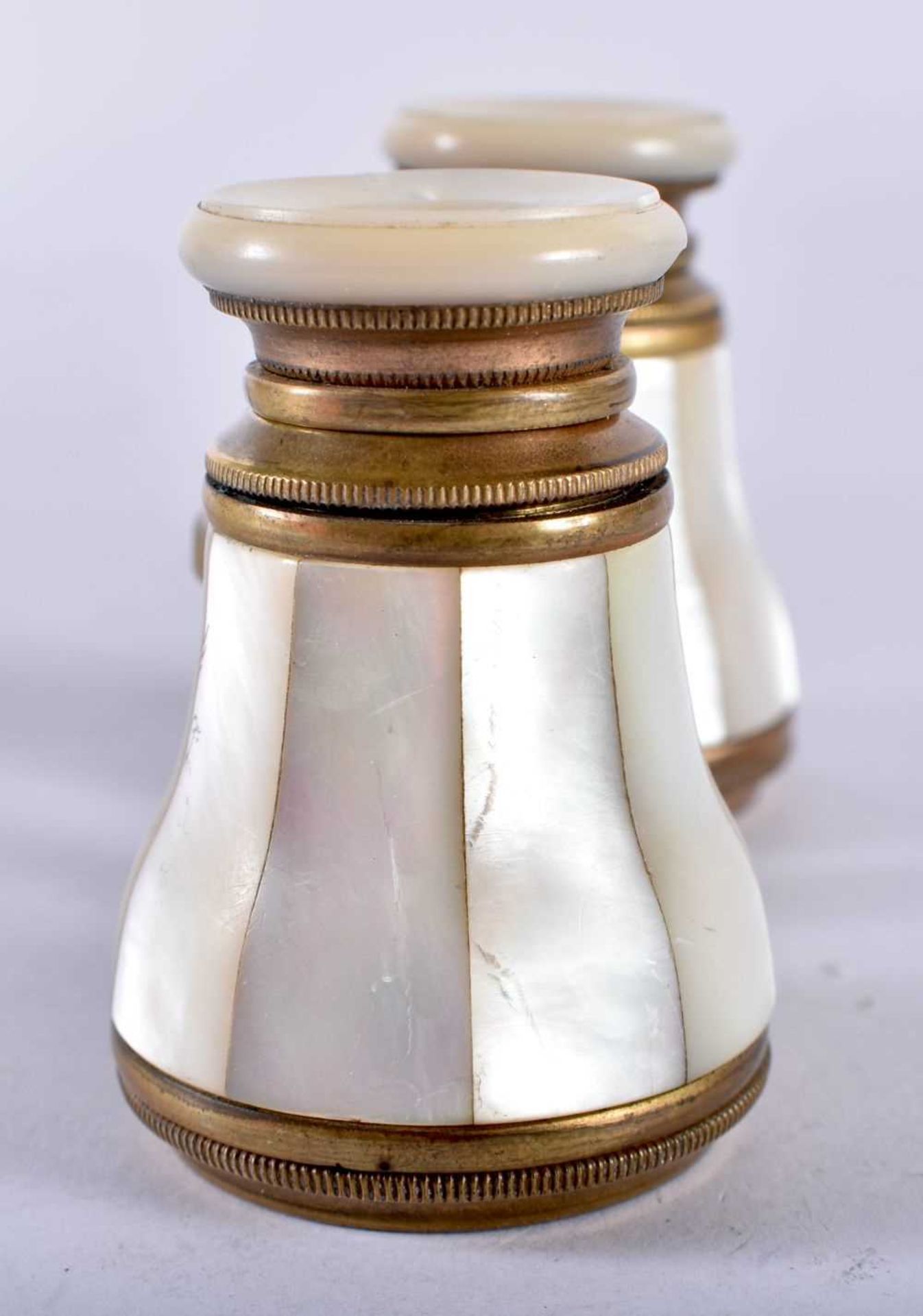 A PAIR OF MOTHER OF PEARL INLAID OPERA GLASSES with fitting for handle. 9.8 cm x 6cm extended. - Image 2 of 5