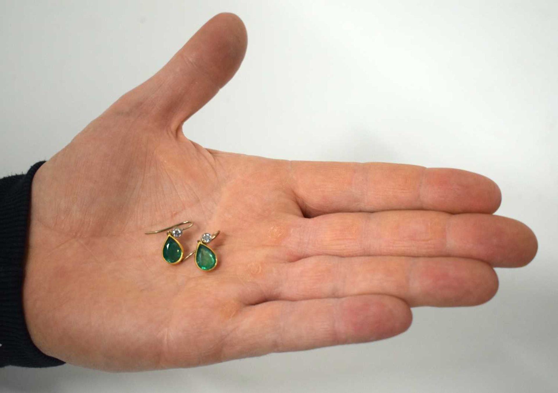 A PAIR OF 18CT GOLD DIAMOND AND EMERALD EARRINGS each emerald 10 mm x 8 mm and approx 1.25 cts each. - Image 8 of 8