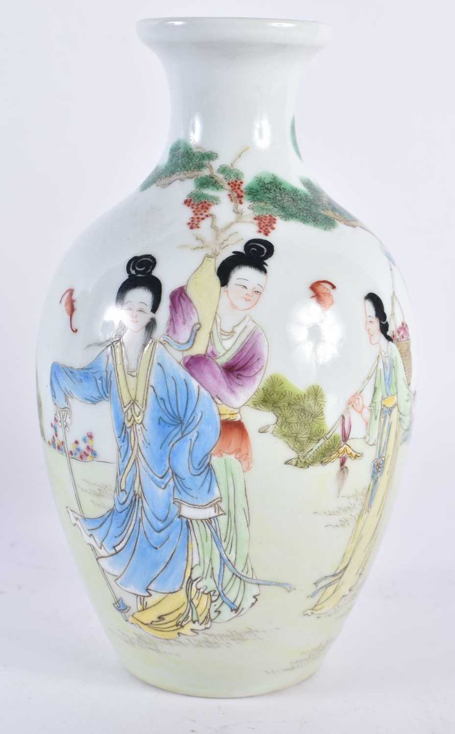 THREE EARLY 20TH CENTURY CHINESE FAMILLE ROSE CERAMICS Late Qing/Republic. Largest 18 cm high. (3) - Image 4 of 9