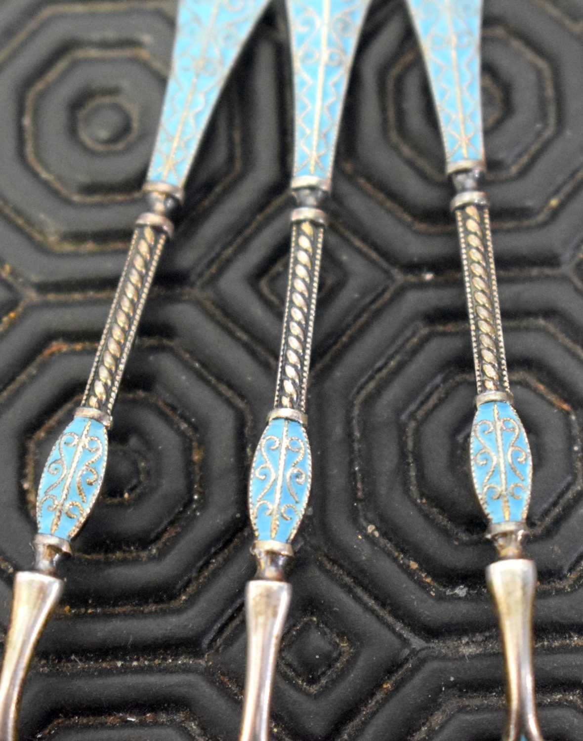 A SET OF SIX CONTINENTAL SILVER AND ENAMEL SPOONS. 52 grams. 9.5 cm long. (6) - Image 6 of 17