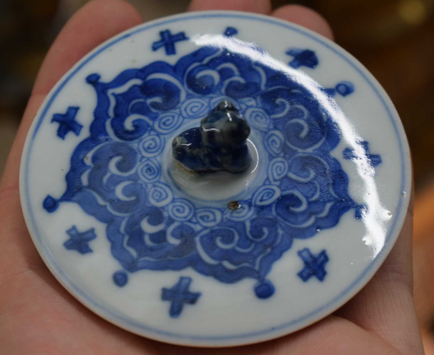 A GOOD 17TH CENTURY CHINESE BLUE AND WHITE PORCELAIN TEAPOT AND COVER Kangxi, of barrel form, - Image 14 of 16