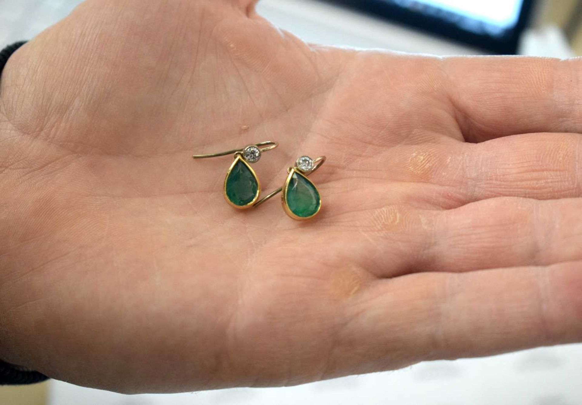 A PAIR OF 18CT GOLD DIAMOND AND EMERALD EARRINGS each emerald 10 mm x 8 mm and approx 1.25 cts each. - Image 6 of 8