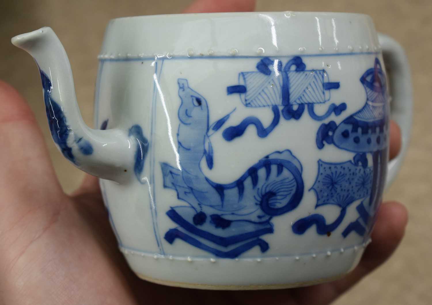 A GOOD 17TH CENTURY CHINESE BLUE AND WHITE PORCELAIN TEAPOT AND COVER Kangxi, of barrel form, - Image 7 of 16