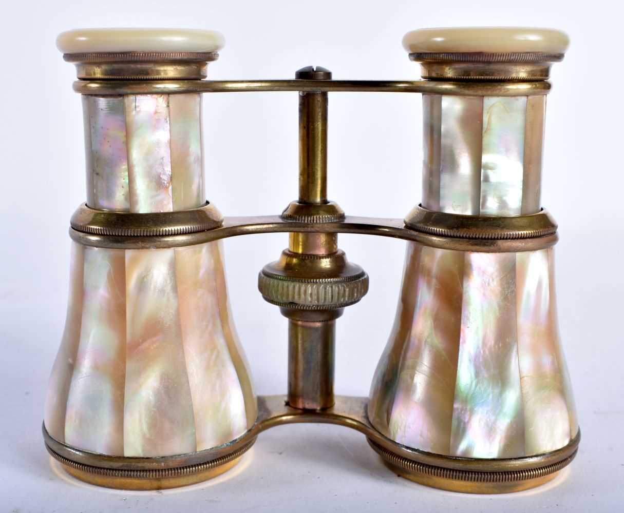 A PAIR OF MOTHER OF PEARL OPERA GLASSES. 8.5 cm x 10.5 cm extended. - Image 3 of 5