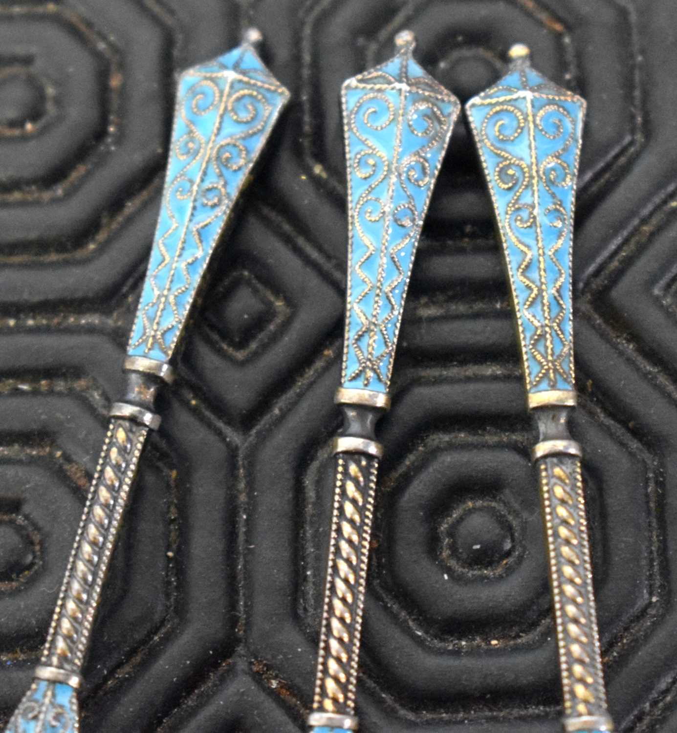 A SET OF SIX CONTINENTAL SILVER AND ENAMEL SPOONS. 52 grams. 9.5 cm long. (6) - Image 15 of 17