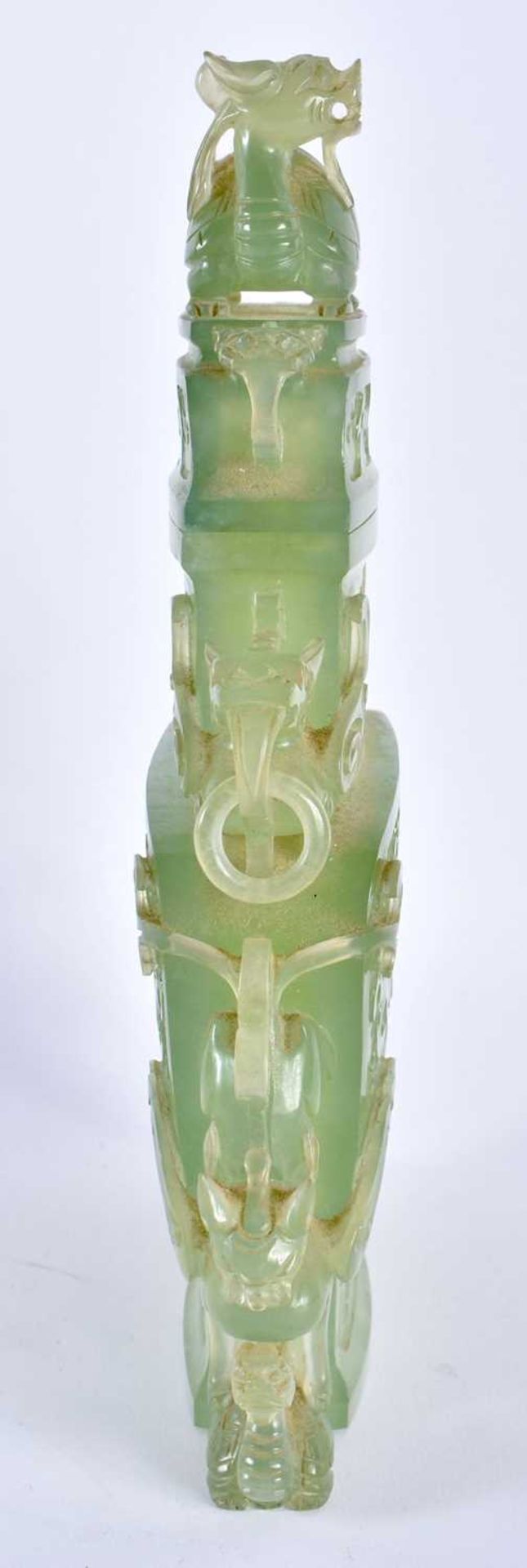 A LARGE 19TH CENTURY CHINESE CARVED TWIN HANDLED JADE VASE AND COVER Qing. 24 cm x 14 cm. - Image 4 of 7