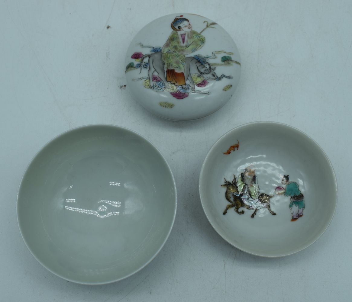 A small Chinese porcelain Famille rose cosmetic pot together with two small bowls 4 x 9 cm. (3) - Image 7 of 8