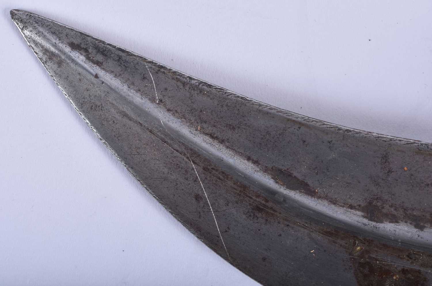 AN ANTIQUE OMANI JAMBIYA DAGGER. 28 cm x 20 cm. - Image 5 of 7