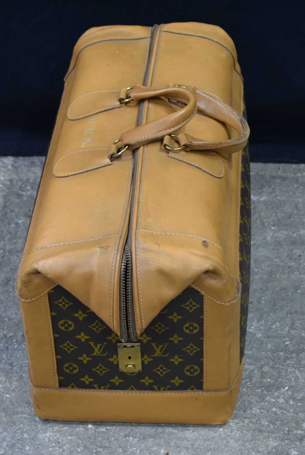 A Louis Vuitton Holdall 32 x 60 x 27 cm - Image 4 of 12