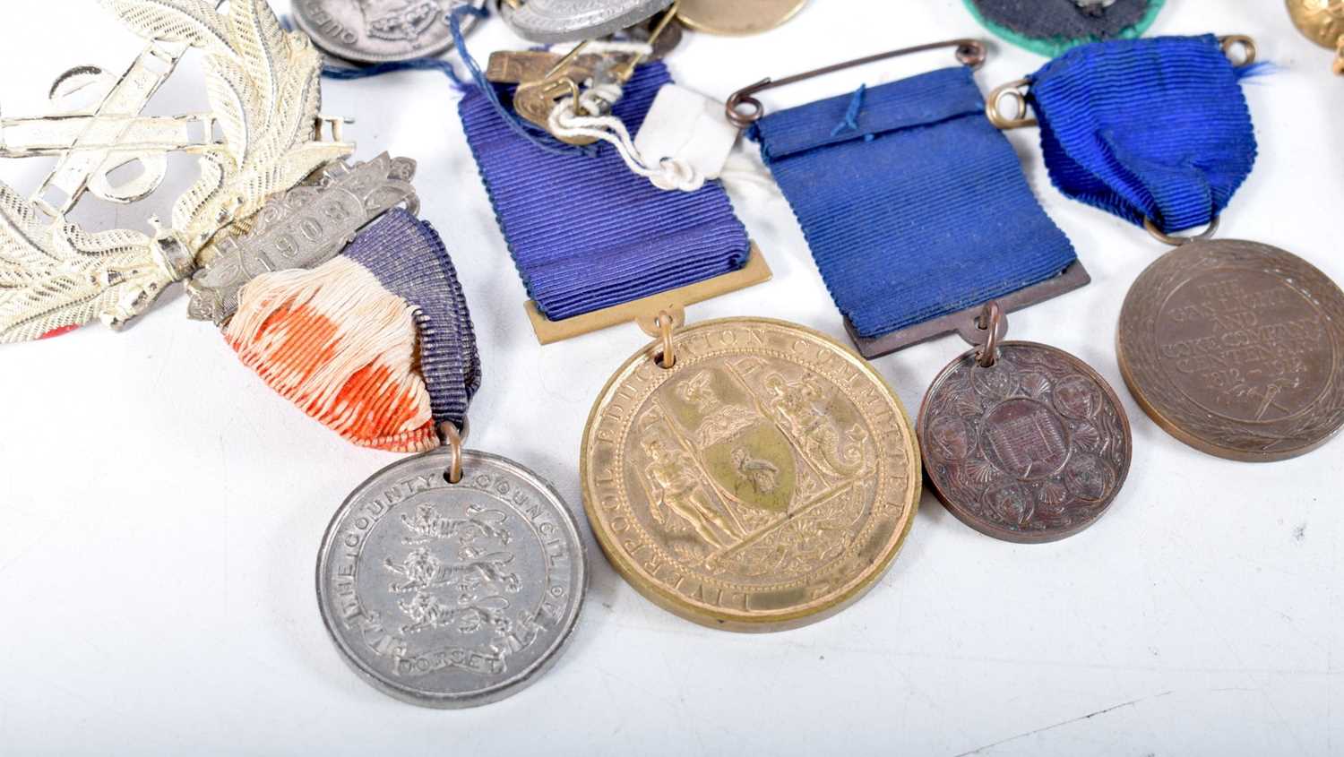 A miscellaneous collection of Military badges,Medallions, plaques,coins etc (Qty). - Image 6 of 10